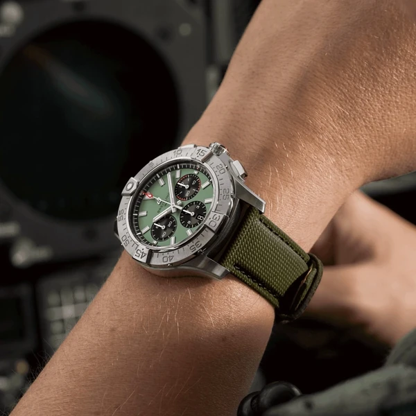 Хронографы Avenger Night Mission и Avenger B01 Chronograph 44