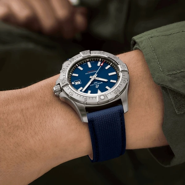 Классические «трехстрелочные» модели Breitling Avenger Automatic 42