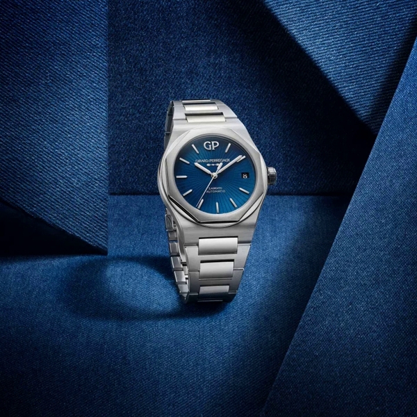 Girard-Perregaux Laureato Japan «Aiiro» Limited Edition