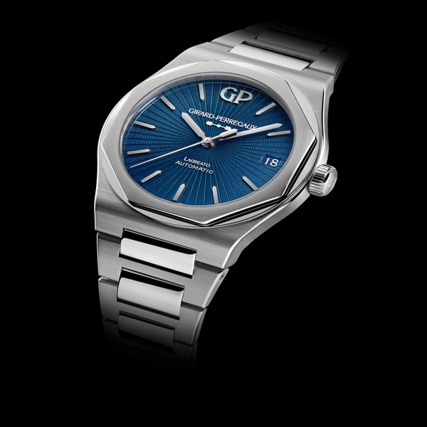 Girard-Perregaux Laureato Japan «Aiiro» Limited Edition